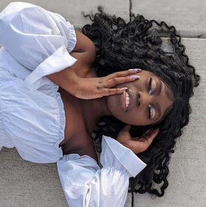 Meet your Posher, Beth saina